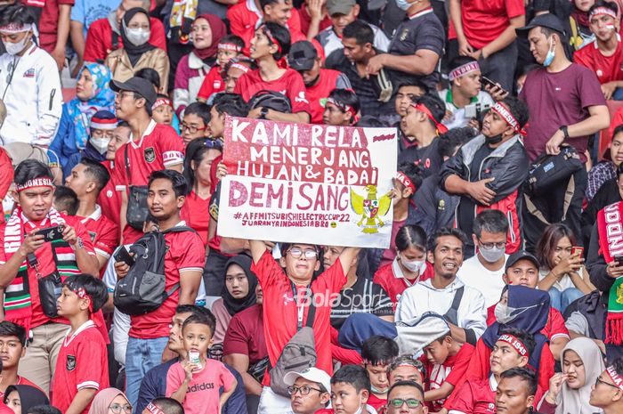Aksi suporter timnas Indonesia saat menonton laga Piala AFF 2022 di Stadion Utama Gelora Bung Karno, Senayan, Jakarta, 29 Desember 2022.