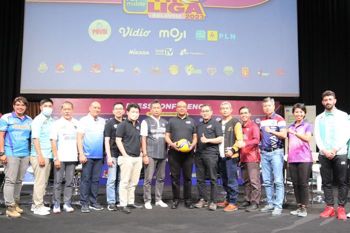(Di tengah) Direktur Utama Proliga, Hanny S. Surkatty, bersama para ofisial dari masing-masing klub yang mengikuti Proliga 2023.