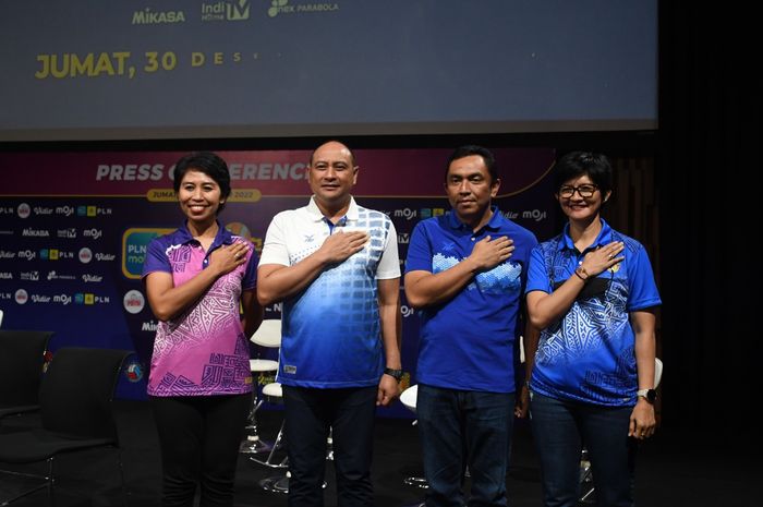 Manajer tim Jakarta Bhayangkara Presisi, Brigjen pol Pipit Rismanto S.I.K.,M.H (kedua dari kiri) saat ditemui pasca konferensi pers Proliga 2023 di kawasan Senayan, Jakarta, Jumat (30/12/2023).