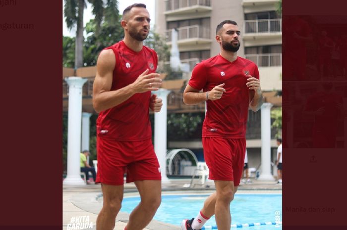 Dua pemain naturalisasi, Ilija Spasojevic dan Jordi Amat, jogging di Manila dalam persiapan Timnas Indonesia menghadapi Filipina di Piala AFF 2022.