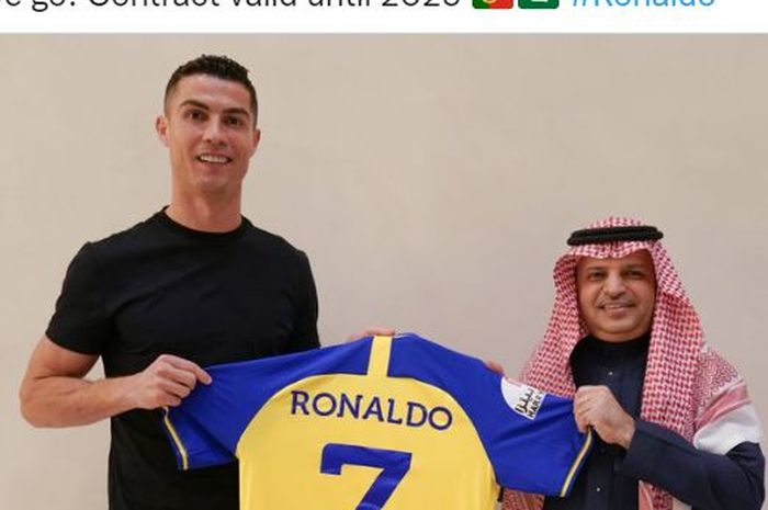 Cristiano Ronaldo resmi bergabung dengan klub Arab Saudi, Al Nassr. Senyum merekah muncul dari eks megabintang Manchester United tersebut.