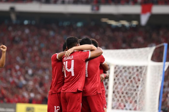 Skuad timnas Indonesia merayakan gol yang dicetak Marc Klok ketika laga melawan Thailand di Piala AFF 2022.