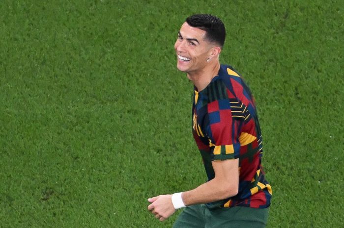 Cristiano Ronaldo saat menjalani pemanasan untuk timnas Portugal di Doha (24/11/2022). Ronaldo kembali ke timnas dan menghadapi lawan berposisi lebih rendah dari Indonesia di Kualifikasi Euro 2024.