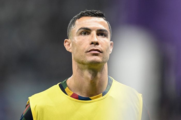 Cristiano Ronaldo saat menjalani pemanasan untuk timnas Portugal di Doha (6/12/2022). Ronaldo resmi gabung klub Arab Saudi, Al Nassr, pada 30 Desember 2022.