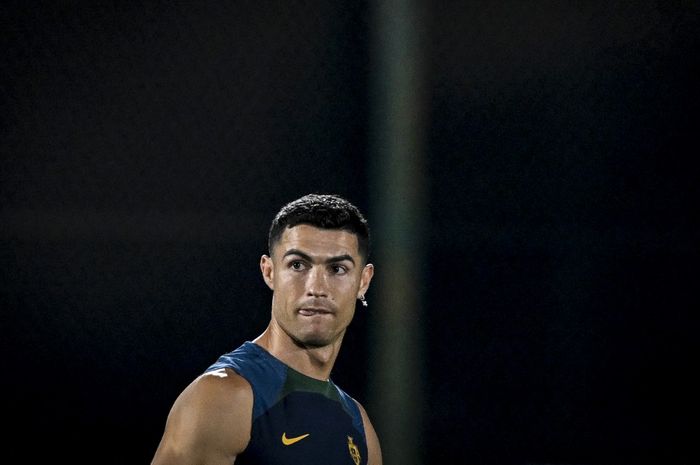Cristiano Ronaldo saat melakoni sesi latihan timnas Portugal di Doha (8/12/2022). Ronaldo kini resmi gabung klub Arab Saudi, Al Nassr.
