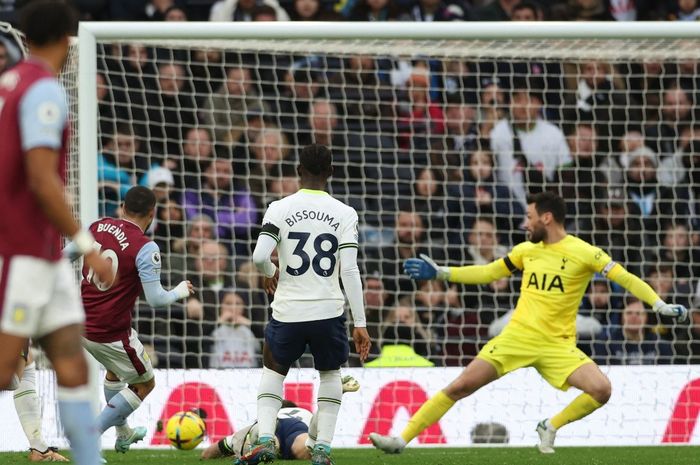 Gelandang Aston Villa, Emiliano Buendia, mencetak gol ke gawang Tottenham Hotspur dalam laga Liga Inggris di Stadion Tottenham Hotspur, Minggu (1/1/2023).