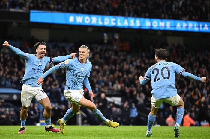 Striker Manchester City, Erling Haaland (tengah), merayakan gol ke gawang Everton dalam laga Liga Inggris di Stadion Etihad, Sabtu (31/12/2022).