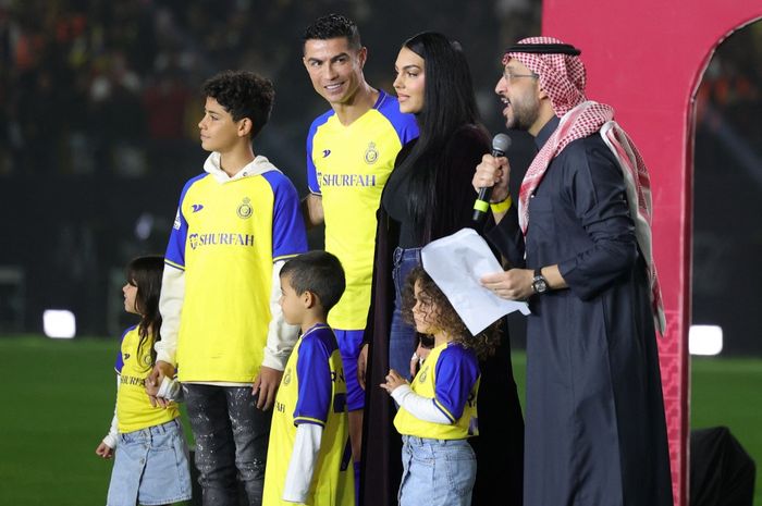 Cristiano Ronaldo dan keluarga dalam acara perkenalan sebagai pemain Al Nassr di Mrsool Park, Riyadh (3/1/2023).