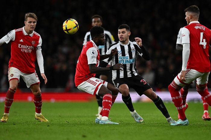 Thomas Partey dan Bruno Guimaraes berebut bola pada pertandingan Arsenal vs Newcastle United di pekan ke-19 Liga Inggris musim 2022-2023 di Stadion Emirates, London, Rabu (4/1/2023) dini hari WIB.