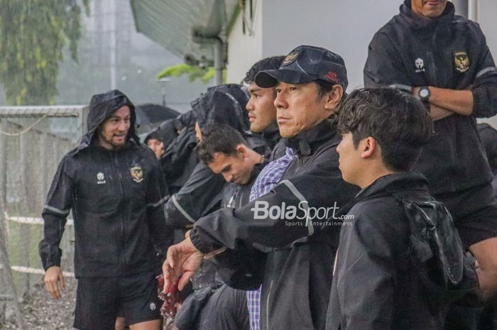 Pelatih timnas Indonesia, Shin Tae-yong (tengah), tampak sedang memantau seusai tiba di Lapangan A, Senayan, Jakarta, 4 Januari 2023.