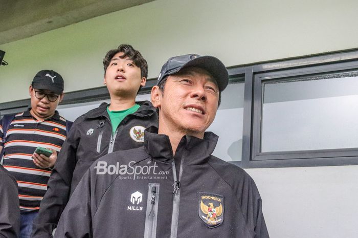 Pelatih timnas Indonesia, Shin Tae-yong (kanan), tampak sumringah saat diwawancarai awak media dan dan ditemani sang penerjemah bernama Jeong Seok-seo alias Jeje (tengah) di Lapangan A, Senayan, Jakarta, 4 Januari 2023.