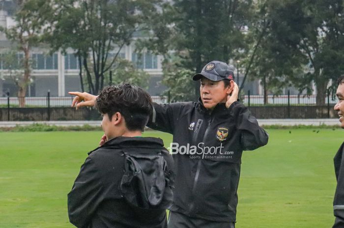 Pelatih timnas Indonesia, Shin Tae-yong, tampak sedang memberikan intruksi kepada para pemainnya saat berlatih di Lapangan A, Senayan, Jakarta, 4 Januari 2023.