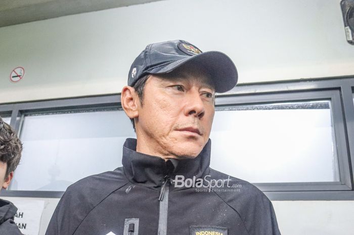 Pelatih timnas Indonesia, Shin Tae-yong, saat ditemui saat diwawancarai di Lapangan A, Senayan, Jakarta, 4 Januari 2023.