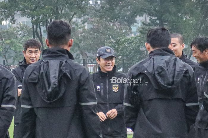 Pelatih timnas Indonesia, Shin Tae-yong (tengah), tampak sempat sumringah saat sedang memberikan intruksi kepada para pemainnya saat berlatih di Lapangan A, Senayan, Jakarta, 4 Januari 2023.