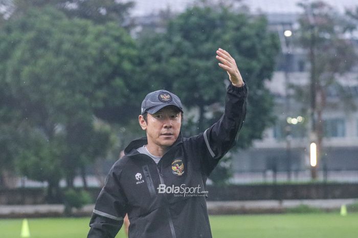 Pelatih timnas Indonesia, Shin Tae-yong (tengah), tampak sedang memberikan intruksi kepada para pemainnya saat berlatih di Lapangan A, Senayan, Jakarta, 4 Januari 2023.