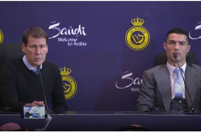 Rudi Garcia (kiri) dan Cristiano Ronaldo dalam konferensi pers pertama CR7 sebagai pemain Al Nassr, Selasa (3/1/2023).