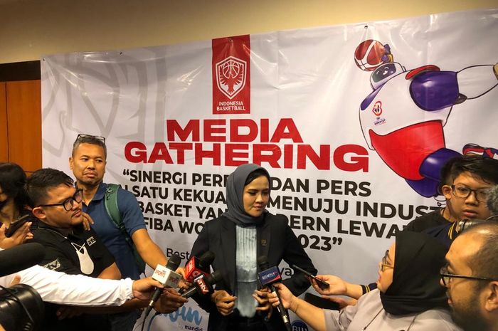 Sekretaris Jendral PP Perbasi, Nirmala Dewi, saat sesi wawancara bersama awak media di sela acara Media Gathering yang berlangsung di kawasan Senayan, Jakarta, Rabu (4/1/2023).