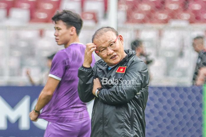 Pelatih timnas Vietnam, Park Hang-seo, tampak sedang memikirkan strategi saat memantau para pemainnya berlatih di Stadion Gelora Bung Karno, Senayan, Jakarta, 5 Januari 2023.