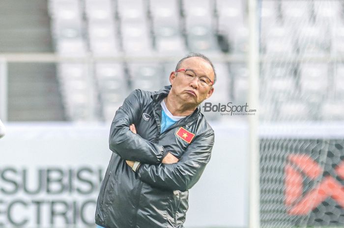 Pelatih timnas Vietnam, Park Hang-seo, tampak sedang memantau para pemainnya berlatih di Stadion Gelora Bung Karno, Senayan, Jakarta, 5 Januari 2023.