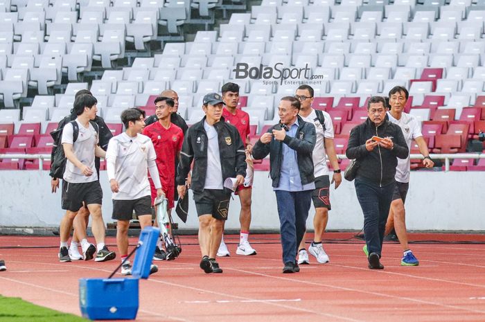 Ketua Umum PSSI, Mochamad Iriawan (kanan) dan Shin Tae-yong (kiri) selaku pelatih timnas Indonesia tampak sedang berkomunikasi di Stadion Gelora Bung Karno, Senayan, Jakarta, 5 Januari 2023.