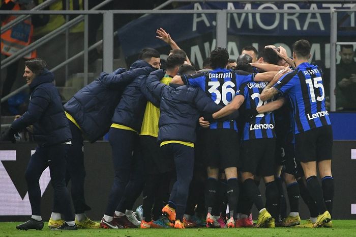 Para pemain Inter Milan merayakan gol Edin Dzeko ke gawang Napoli dalam laga Liga Italia di Stadion Giuseppe Meazza, Rabu (4/1/2023).