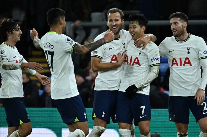 Duo penyerang Tottenham Hotspur, Harry Kane dan Son Heung-Min, melakukan selebrasi dalam laga Liga Inggris kontra Crystal Palace di Stadion Selhurst Park, Rabu (4/1/2023).