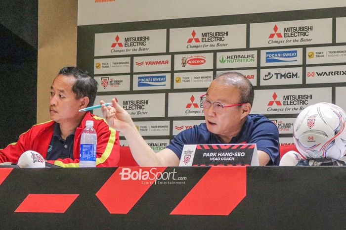 Pelatih timnas Vietnam, Park Hang-seo (kanan), tampak menunjuk salah satu wartawan saat sesi jumpa pers di Stadion Gelora Bung Karno, Senayan, Jakarta, 5 Januari 2023.