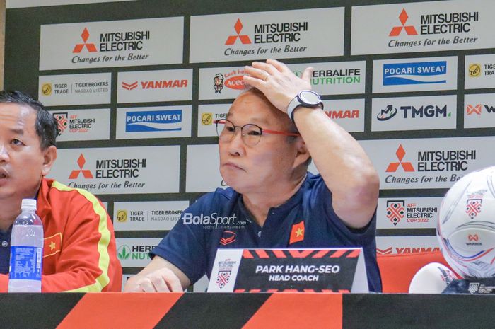 Pelatih Vietnam Park Hang-seo memegangi kepalanya karena kesal saat konferensi pers menjelang semifinal leg pertama Piala AFF 2022 kontra Indonesia di Stadion Utama Gelora Bung Karno, Jakarta, Kamis (5/1/2023).