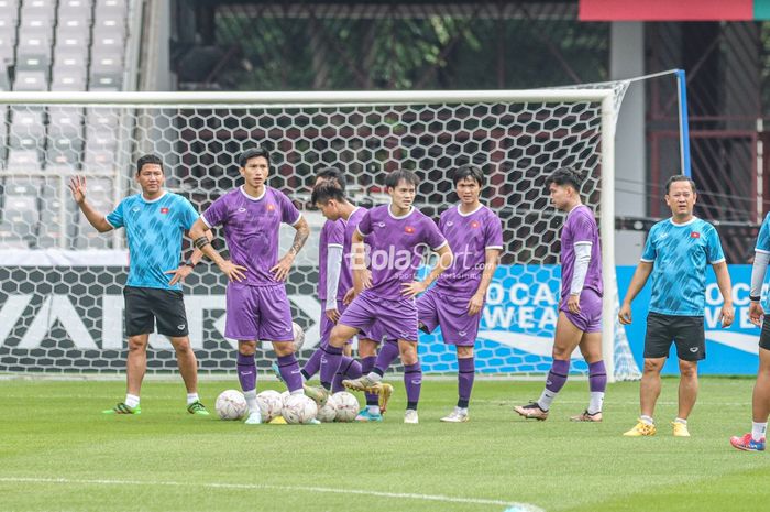 Sejumlah pemain timnas Vietnam tampak sedang berlatih jelang bertanding dalam laga leg pertama semifinal Piala AFF 2022 di Stadion Gelora Bung Karno, Senayan, Jakarta, 5 Januari 2023.