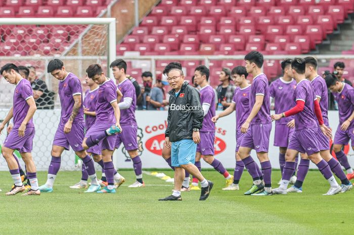 Pelatih timnas Vietnam, Park Hang-seo, tampak sedang memantau para pemainnya berlatih di Stadion Gelora Bung Karno, Senayan, Jakarta, 5 Januari 2023.