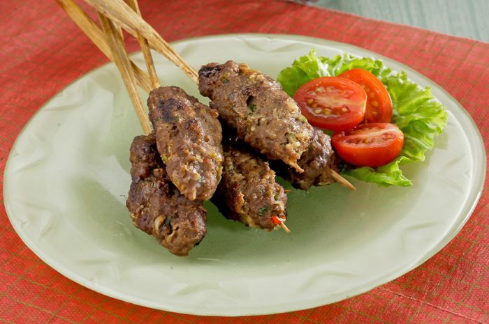 Hidangan sate lilit sapi bumbu taoco.