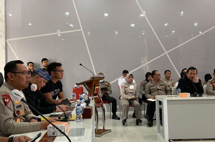 Rapat koordinasi antara pihak kepolisian dan Persib Bandung jelang lanjutan laga tunda melawan Persija Jakarta.