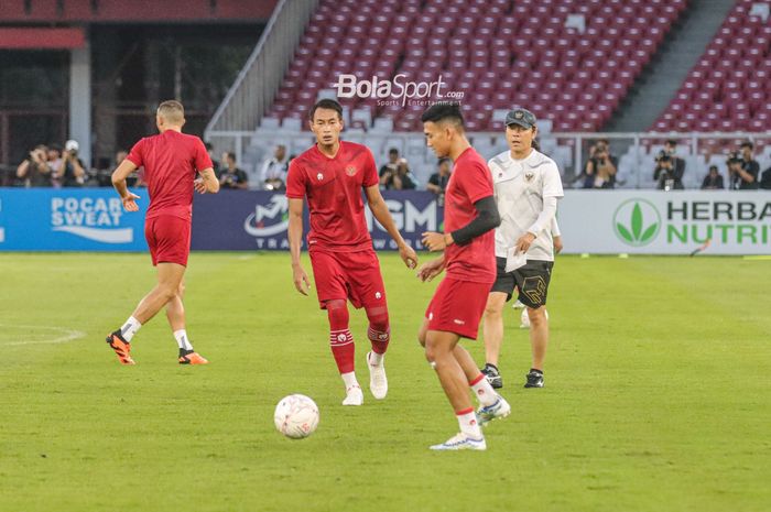 Pelatih timnas Indonesia, Shin Tae-yong (kanan), sedang mengamati Hansamu Yama Pranata (kiri) dan pemain lainnya sedang berlatih di Stadion Gelora Bung Karno, Senayan, Jakarta, 5 Januari 2023.
