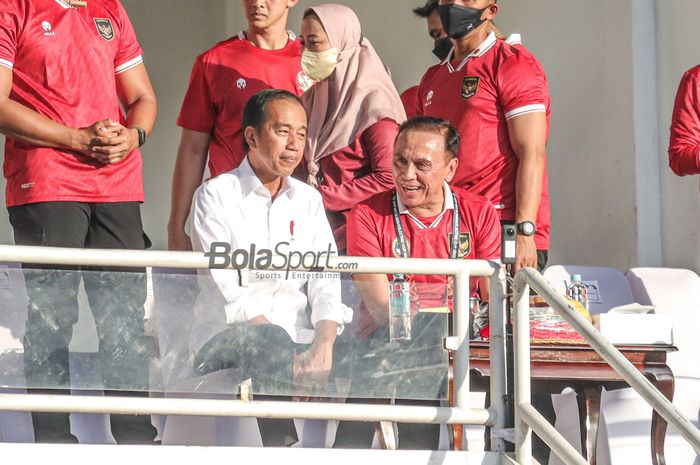 Presiden RI Joko Widodo menonton pertandingan semifinal Piala AFF 2022 antara timnas Indonesia vs Vietnam di SUGBK, Jumat (6/1/2023).