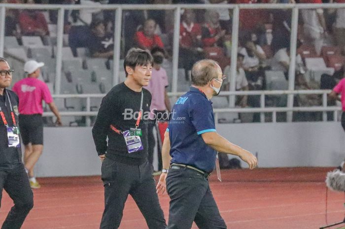 Pelatih timnas Indonesia, Shin Tae-yong (kiri) dan Park Hang-seo (kanan) selaku juru taktik timnas Vietnam tampak berdekatan saat memantau timnya bertanding di Stadion Gelora Bung Karno, Senayan, Jakarta, 6 Desember 2023.