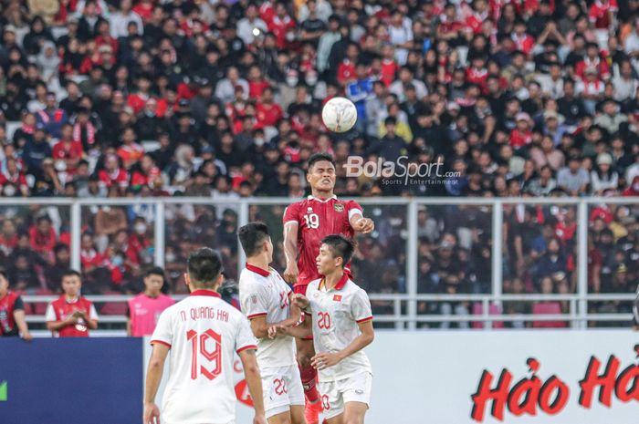 Bek timnas Indonesia, Fachruddin Aryanto (tengah), tampak sedang menyundul bola saat berlaga pada leg pertama semifinal Piala AFF 2022 di Stadion Gelora Bung Karno, Senayan, Jakarta, 6 Desember 2023.