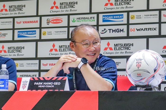 Pelatih timnas Vietnam, Park Hang-seo, sempat tersenyum saat menghadiri sesi jumpa pers di Stadion Gelora Bung Karno, Senayan, Jakarta, 6 Desember 2023.