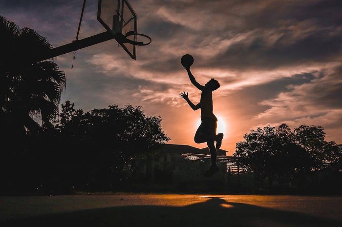 Cara Shooting dengan Satu Tangan dalam Olahraga Basket - Adjar