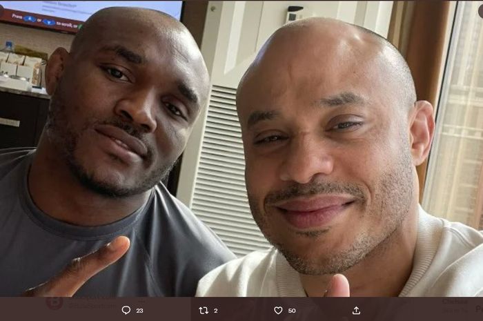 Petarung kelas welter UFC, Kamaru Usman (kiri) berpose bersama manajernya, Ali  Abdelaziz (kanan)