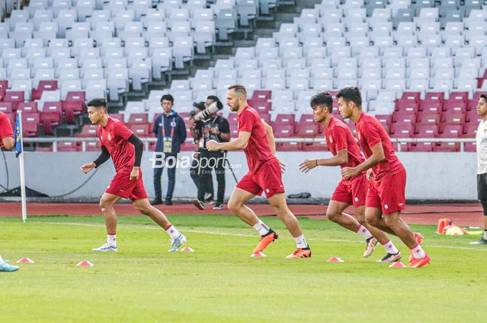 (Dari kiri ke kanan) Dendy Sulistyawan, Ilija Spasojevic, Muhammad Ramadhan Sananta, dan Muhammad Rafli tampak ikut dalam sesi latihan timnas Indonesia di Stadion Gelora Bung Karno, Senayan, Jakarta, 5 Januari 2023.