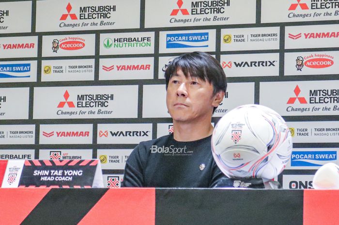 Pelatih timnas Indonesia, Shin Tae-yong, saat menghadiri sesi jumpa pers di Stadion Gelora Bung Karno, Senayan, Jakarta, 6 Desember 2023.