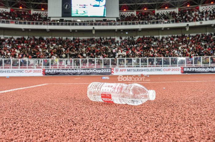 Penampakan botol yang sempat dilempar oknum suporter timnas Indonesia di Stadion Gelora Bung Karno, Senayan, Jakarta, 6 Desember 2023.