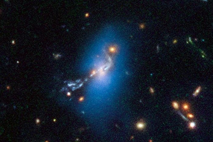 ‘Cahaya hantu’ Hubble membentang ke masa lalu