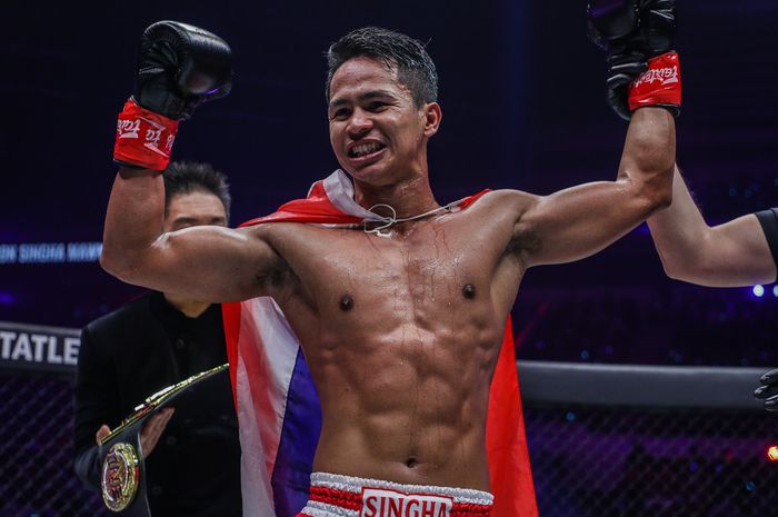 Juara dunia kelas bulu kickboxing, Superbon Singha Mawynn, akan diadu dengan Chingiz Allazov dalam laga puncak gelaran perdana ONE Championship pada 2023, ONE Fight Night 6, Sabtu (14/1/2023) di Bangkok.