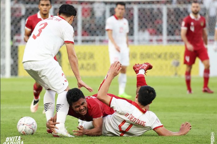 Bek Timnas Indonesia Asnawi Mangkualam kesakitan dijegal pemain Vietnam dalam semifinal leg pertama Piala AFF 2022 di Stadion Utama GBK, Jakarta, 6 Januari 2023.