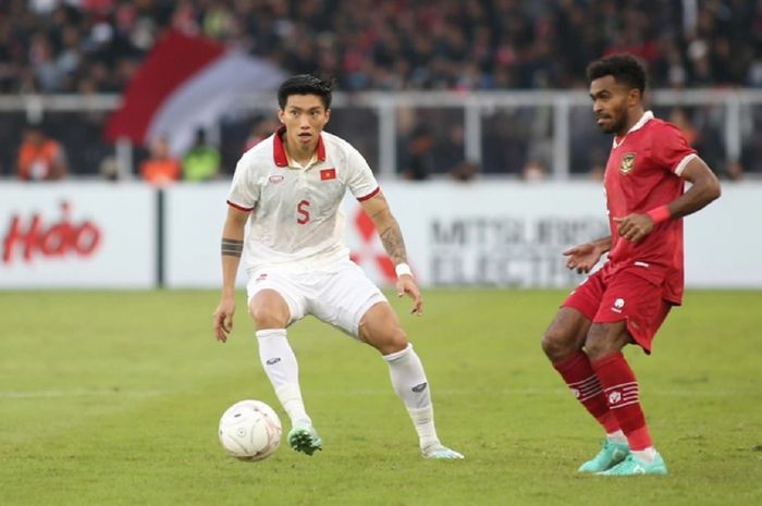 Bek Vietnam Doan Van Hau (kiri) mendapat sorotan negatif saat menghadapi Timnas Indonesia dalam semifinal leg pertama Piala AFF 2022 di Stadion Utama GBK, Jakarta, 6 Januari 2023.