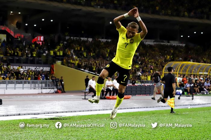 Pemain timnas Malaysia, Faisal Halim, saat mencetak gol ke gawang Thailand pada laga semifinal Piala AFF 2022, Sabtu (7/1/2022).