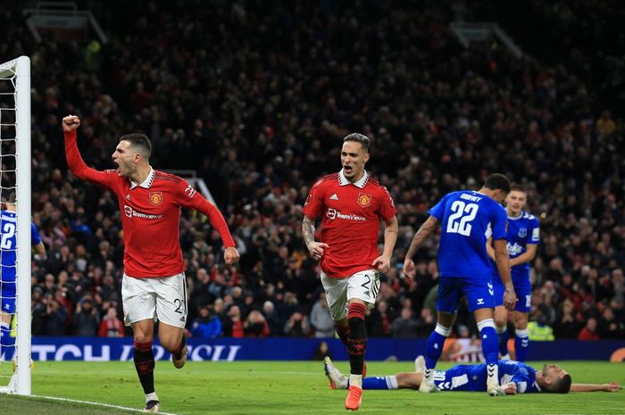 Dua pemain Manchester United, Diogo Dalot dan Antony, merayakan gol ke gawang Everton dalam laga babak ketiga Piala FA di Stadion Old Trafford, Jumat (6/1/2023).