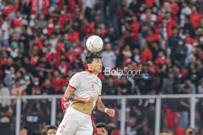 Bek sayap kiri timnas Vietnam, Doan Van Hau, tampak sedang menyundul bola saat berlaga pada leg pertama semifinal Piala AFF 2022 di Stadion Gelora Bung Karno, Senayan, Jakarta, 6 Desember 2023.
