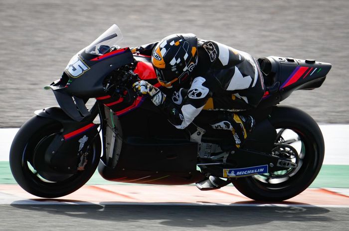 Pembalap RNF Aprilia, Raul Fernandez, saat tampil pada tes pasca-musim MotoGP di Sirkuit Ricardo Tormo, Valencia, Spanyol, 8 November 2022.